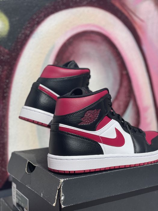 Air Jordan 1 Mid Bred Toe
