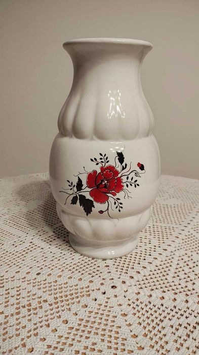Wazon biały z czerwonymi kwiatami, lata 80, Porcelit Pruszków