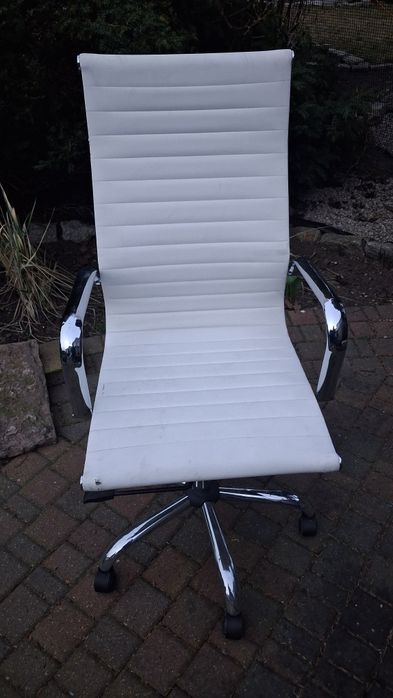 Fotel biurowy- biały, lekkie uszkodzenia