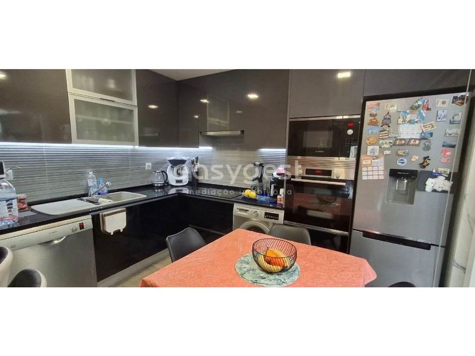 Apartamento T3 em Queluz com logradouro, a 100 metros da estação de...