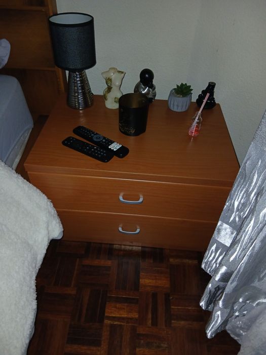 Oportunidade! Mobiliário de Quarto em Madeira Maciça (3 peças)