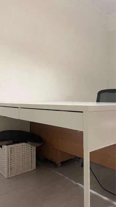 Secretária branca IKEA com gavetas