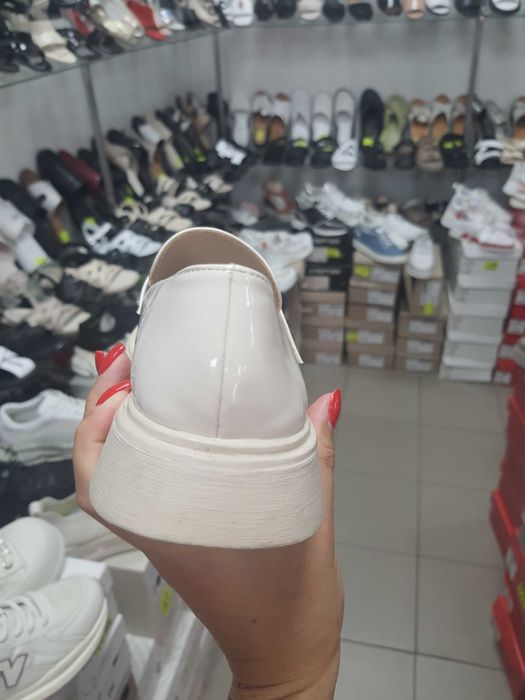 Туфлі на дівчинку.