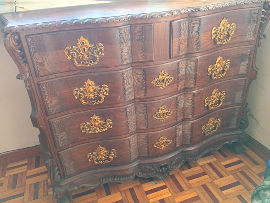 Cómoda antiga em madeira maciça – estilo Luís XV / Rococó