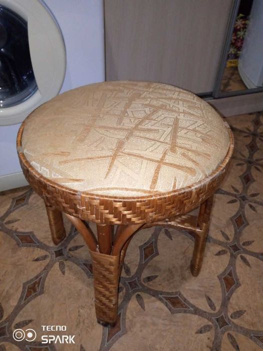 Стілець плетений з лози