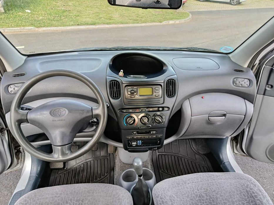 Vendo Toyota Yaris Verso 1.3 a gasolina de 1999