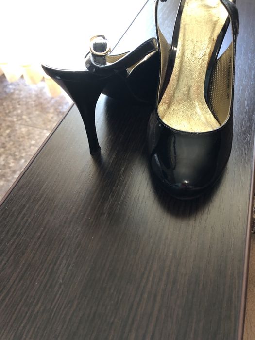 Босоножки лаковые черные