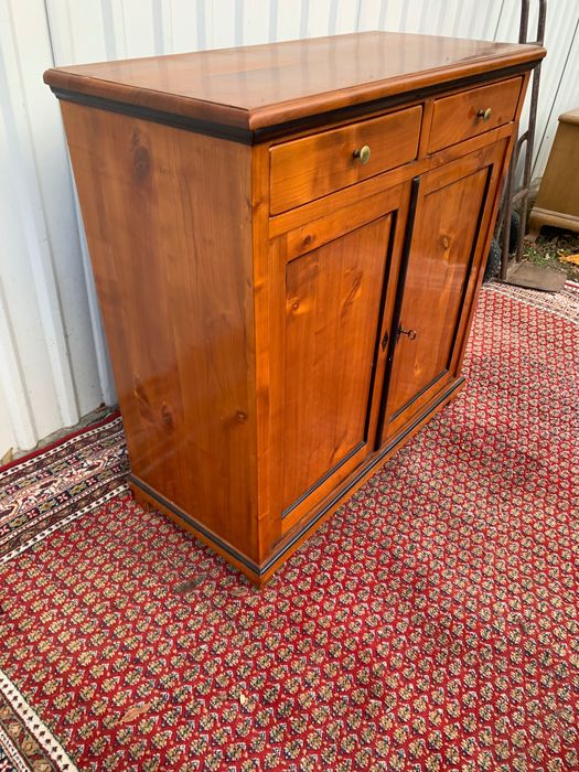 Mała ładna komoda .