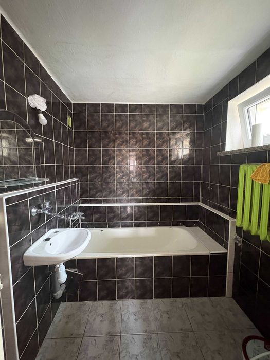 Sprzedam przestronne mieszkanie 64,8 m² – parter, 3 pokoje