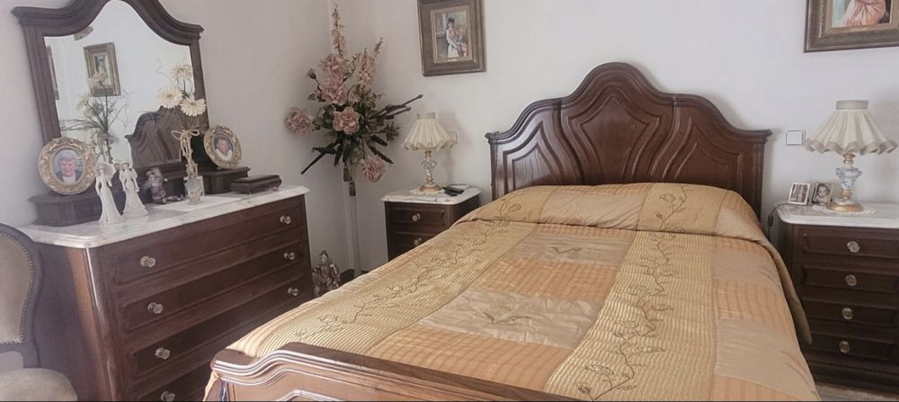 Cama e guarda vestidos ( madeira castanho)