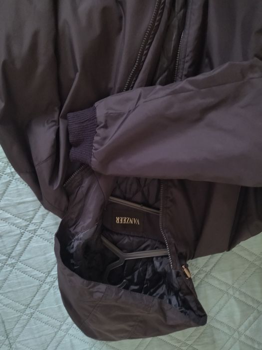 Casaco tipo "bomber" com capuz