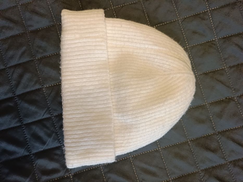 Śmietankowa czapka Sinsay