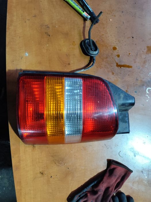 VW Transporter T5 lampa prawy tył skrzydełka