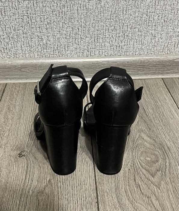 Чорні шкіряні босоніжки на каблуку