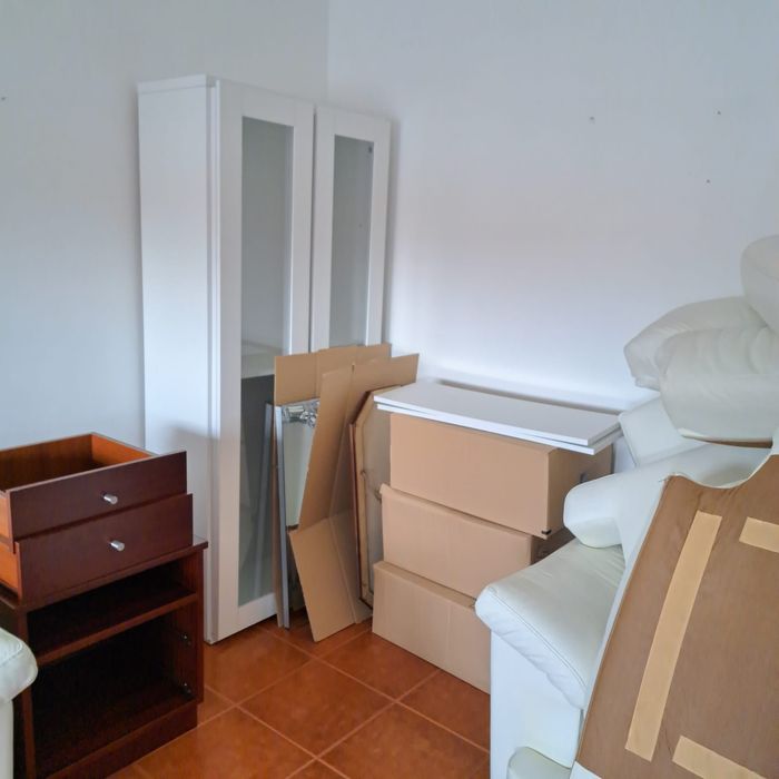 Estante com portas de vidro