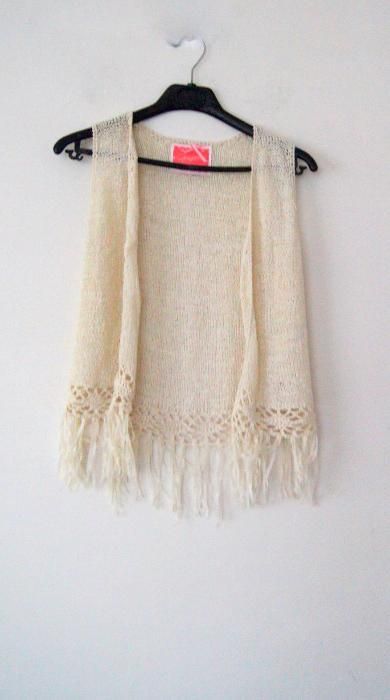 Jasna kremowa biala bezowa narzutka kamizelka z fredzlami fredzle S M