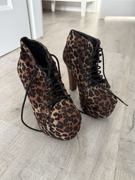 Buty na obcasie w panterkę