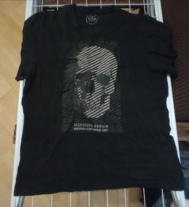 Czarna koszulka z czaszką – "Illusions Remain"