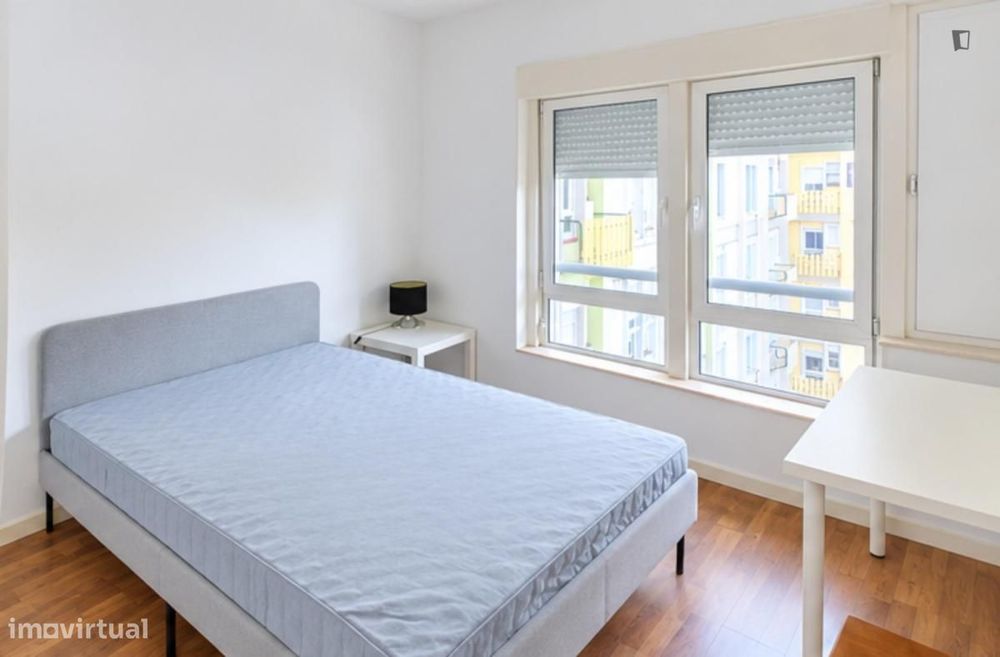 Quarto - localizado em Olivais Lisbon