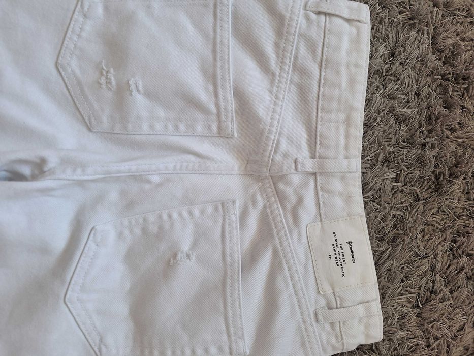 Białe jeansy z dziurami r.34, XS Stradivarius