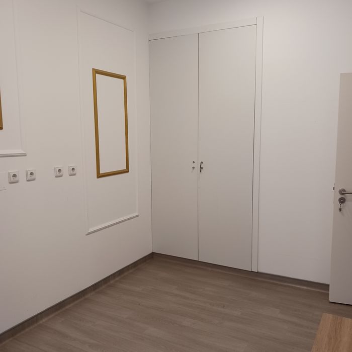 ALUGO  gabinete vazio