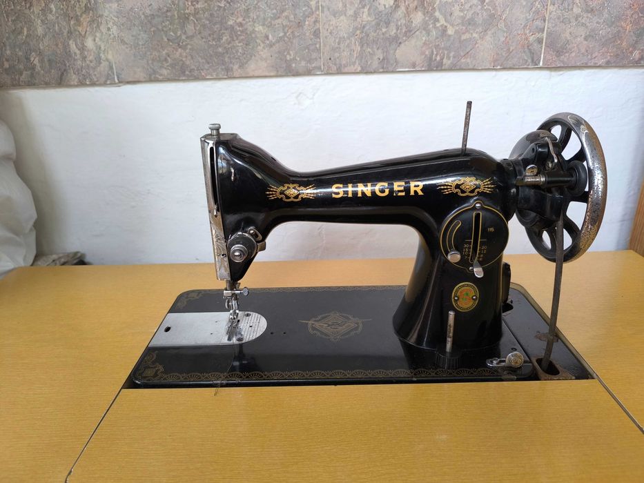 Máquina de cozer com mesa antiga