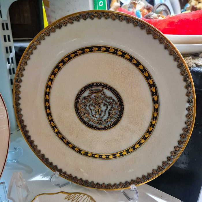 Prato Faiança Antigo – Decoração Heráldica Dourada e Azul-Cobalto