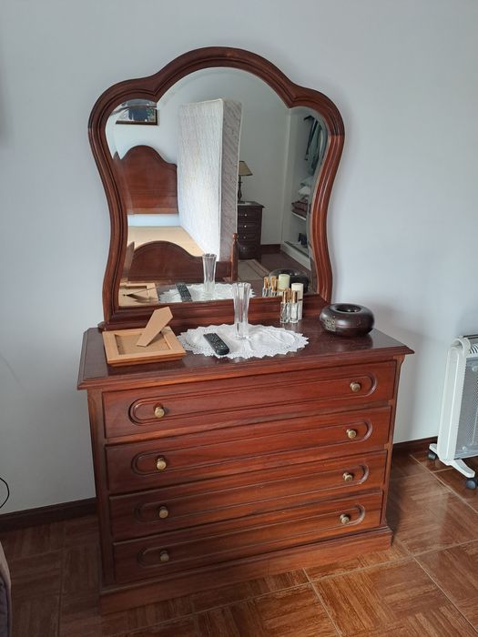 Mobília de quarto (cama e colchão, duas mesas de cabeceira e cómoda)