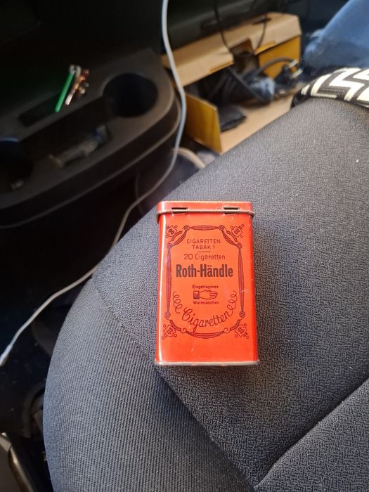 Caixa de cigarros metálica