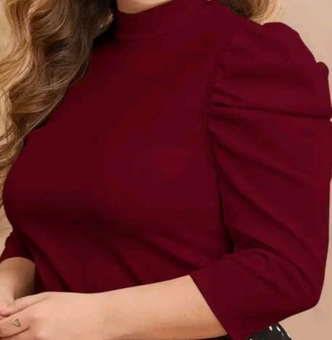 Bonita  moderna camisola com pormenores nas mangas  numca usada