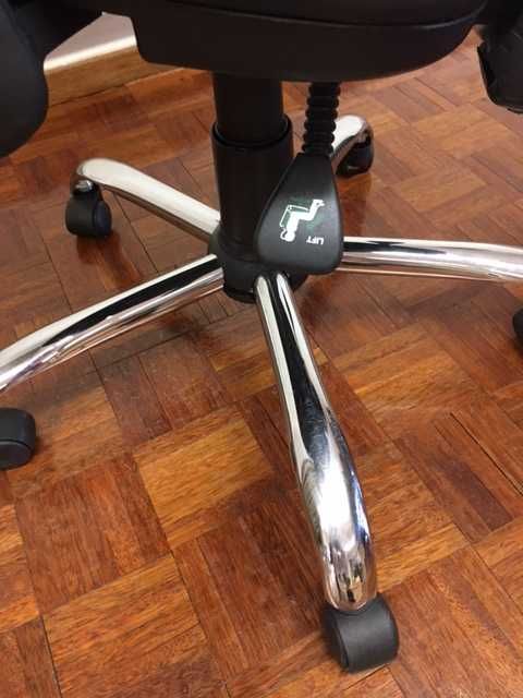 Cadeira de Escritório - ajustável com rodas