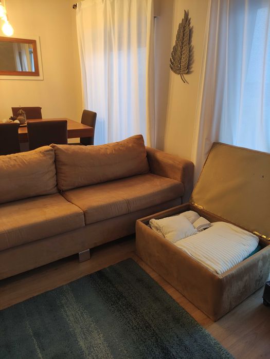 Sofá com chaise longe com arrumação