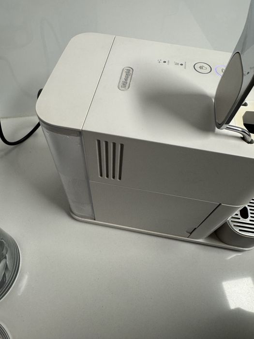 Máquina de Café DELONGHI Nespresso Lattissima One