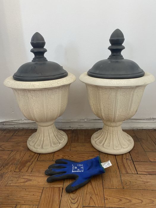 Taças brancas com tampa