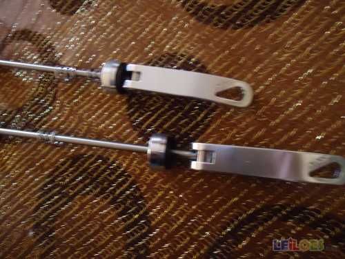 Apertos rápidos prateados ultraleves veio em titanio