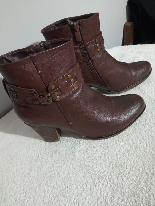 Botas em castanho ,tamanho 37 , como novas ,10€