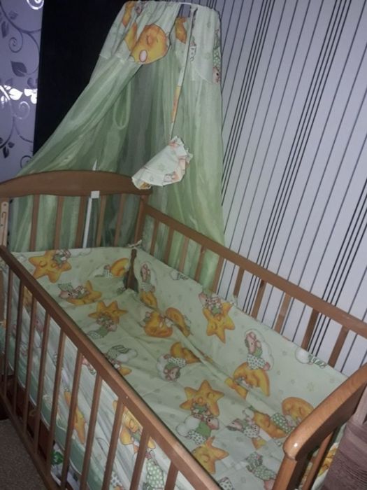 Продам манеж с  маятником