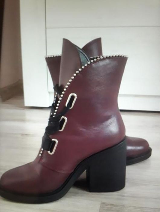 Демісезонні шкіряні ботинки.