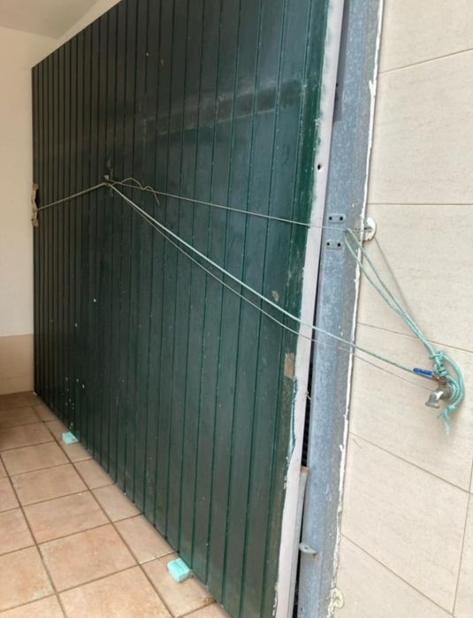 Portão de garagem basculante por molas, verde