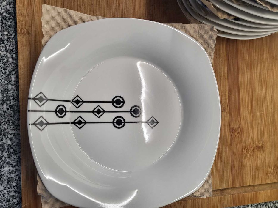 Conjunto de pratos variados - 28 peças (uso doméstico)