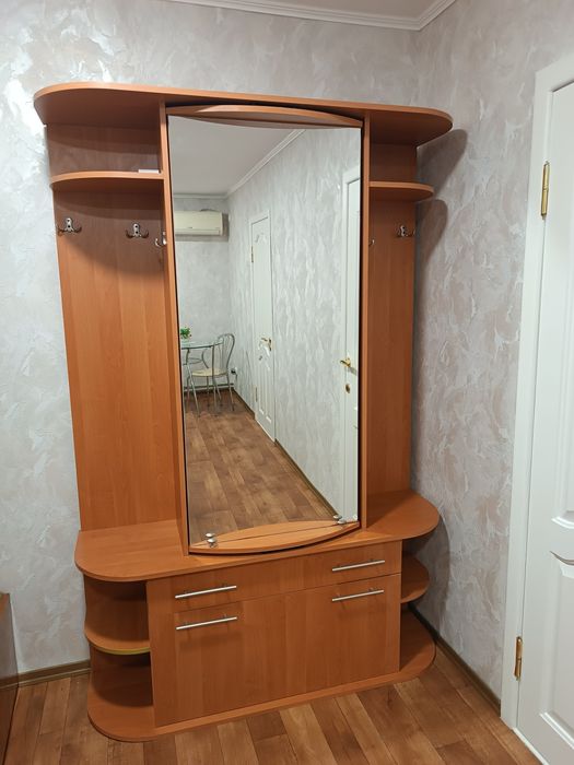 Передпокій (прихожа) з дзеркалом