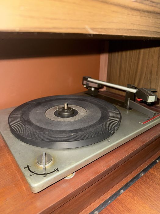 Móvel vintage Telefunken com rádio e gira-discos