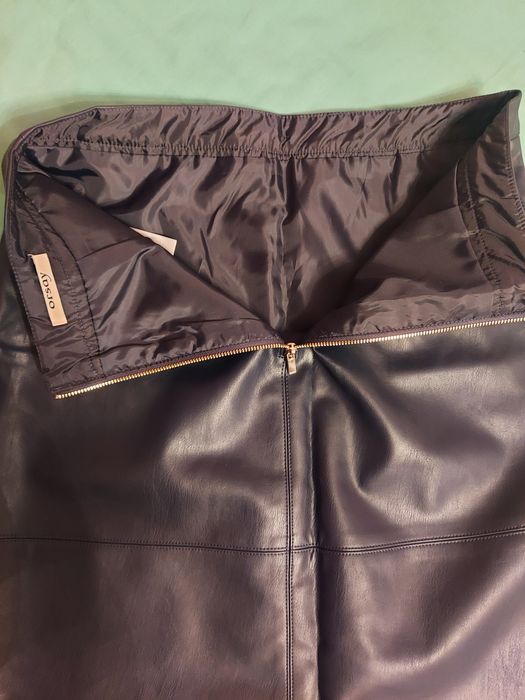 Шкіряна спідниця-міді