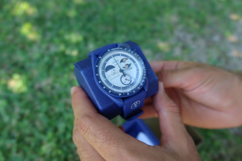 OMEGA X SWATCH GOLD Mission To Earthphase Moonshine Gold