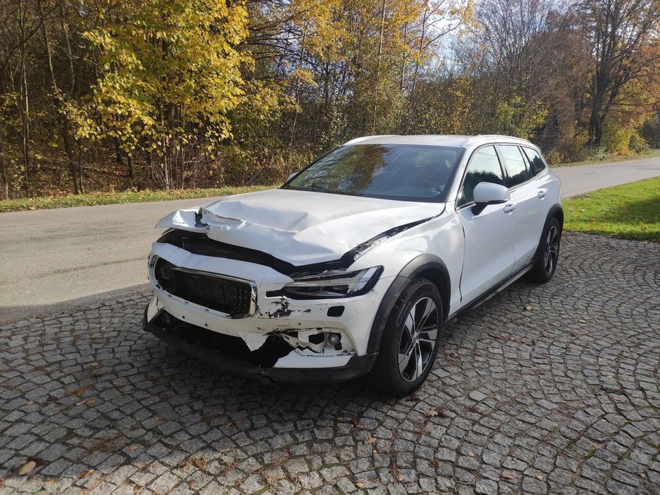 Volvo V60 2.0d190koni 4x4 MOD.2020r105tys.km uszkodzony jezdny bogato wyposażony