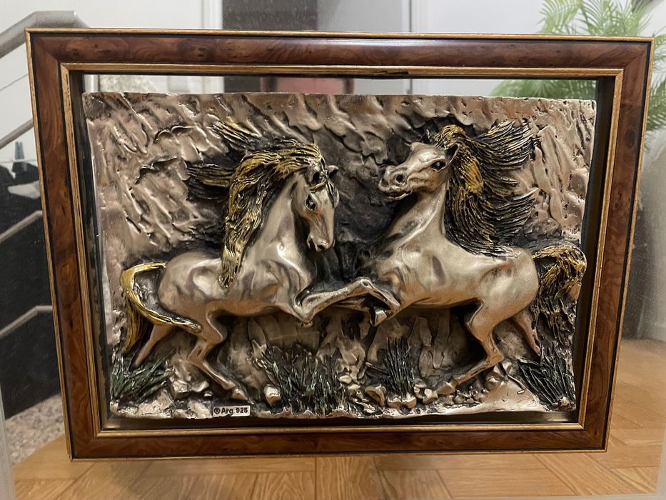 Quadro com espelho e figuras em relevo