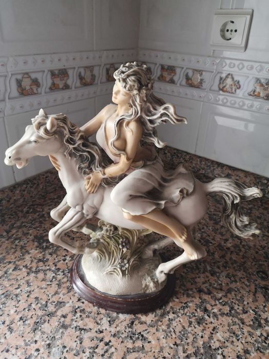 Estatueta em marfinite “Mulher a Cavalo” – Arte decorativa clássica