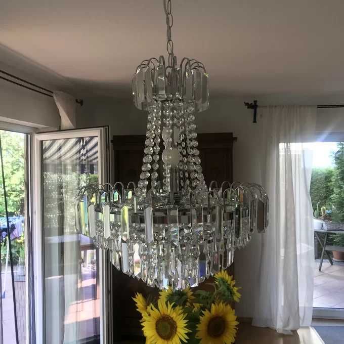 efektowny kryształowy żyrandol