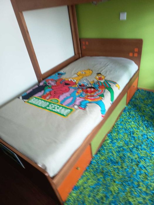 Beliche adulto em bom estado, com colchões e roupa de cama incluídos 300€. As camas dá para desmontar  e montar individual.