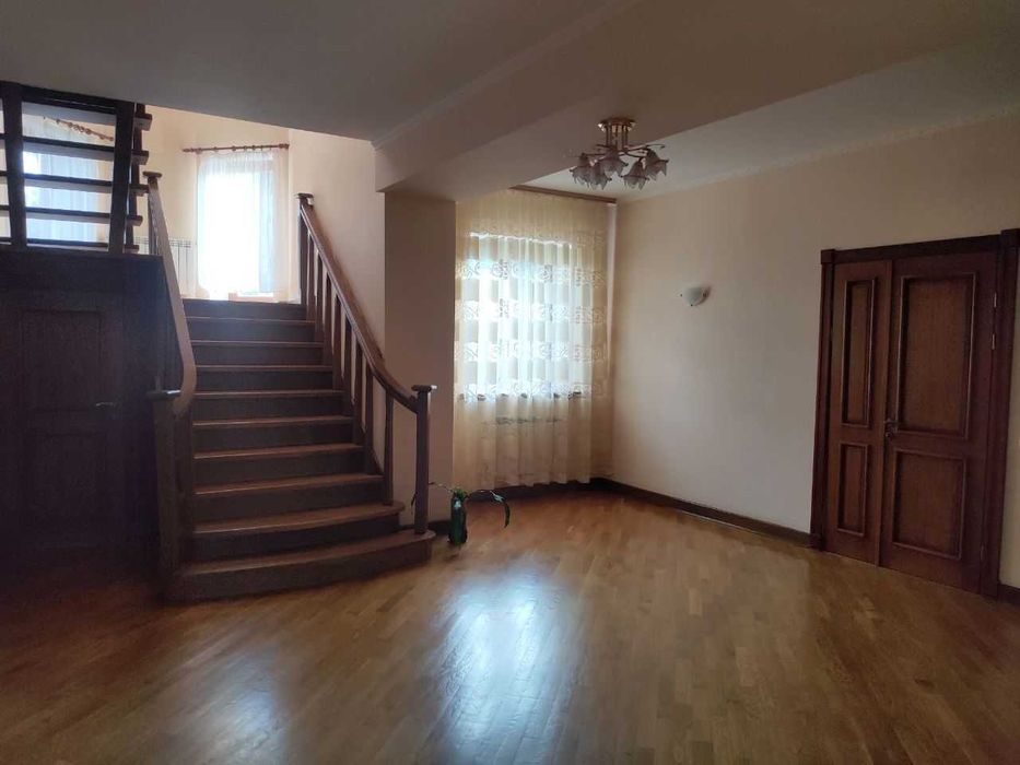 Продається сучасний двоповерховий будинок в селі Станишівка